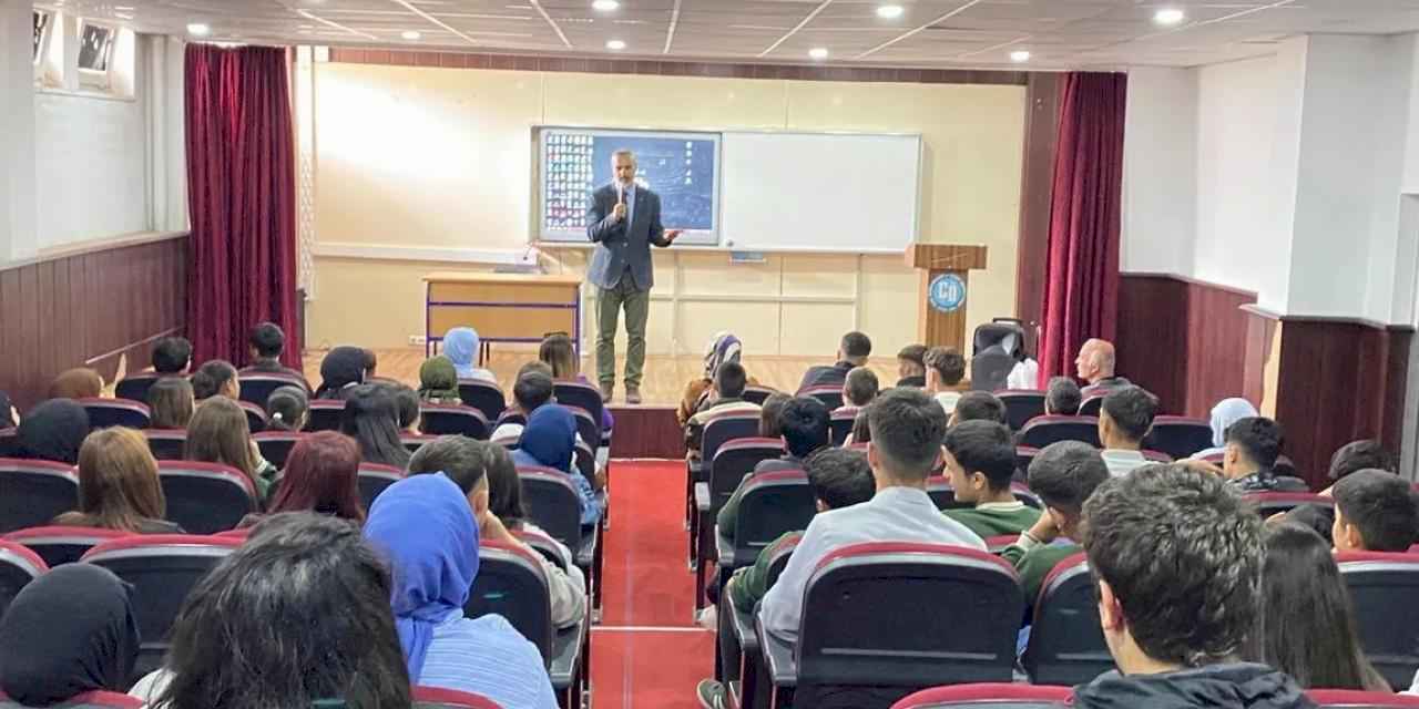 Gazeteci Yazar Metin Özmen 150. konferansını Bitlis’te verdi