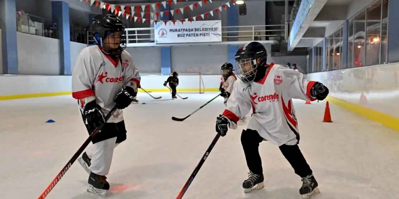 Sıcacık bir kentte buz gibi bir hayal: Muratpaşa’nın küçük hokeycileri