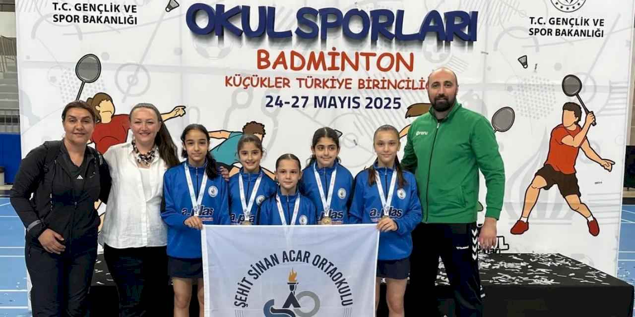 Bursa Osmangazili badmintonculardan namağlup şampiyonluk