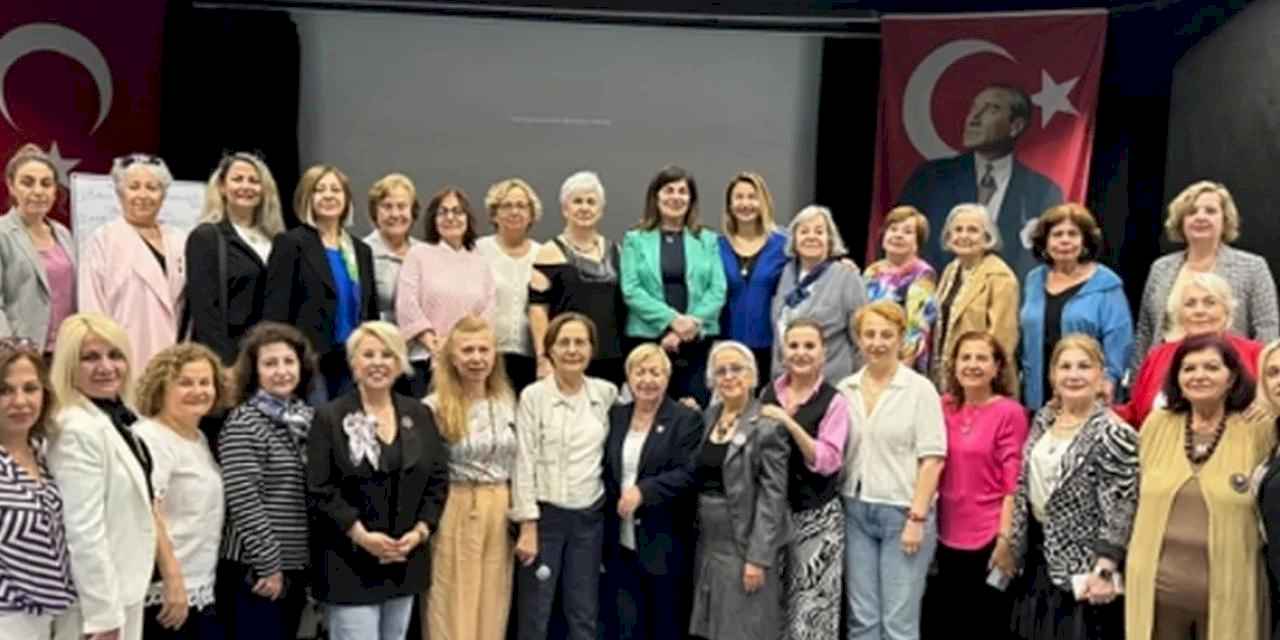 İzmir Kadın Kuruluşları Birliği’nde bayrak değişimi