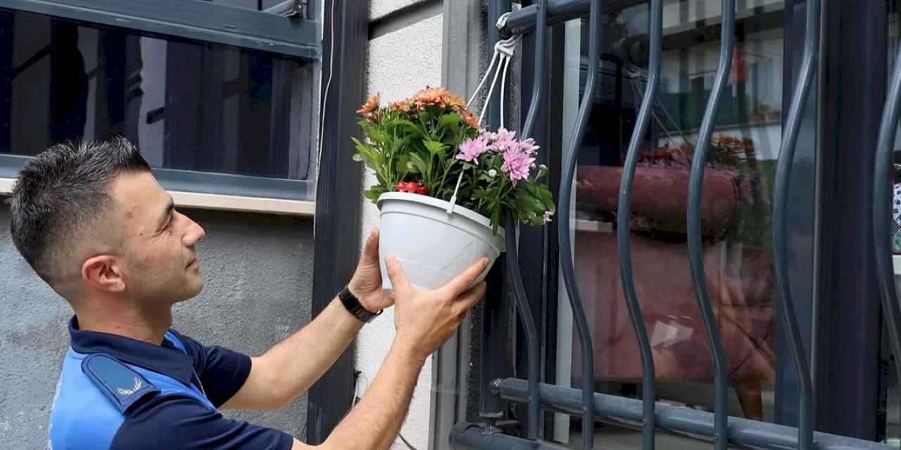 Rukiye’nin dünyayı gördüğü tek pencere çiçek açtı