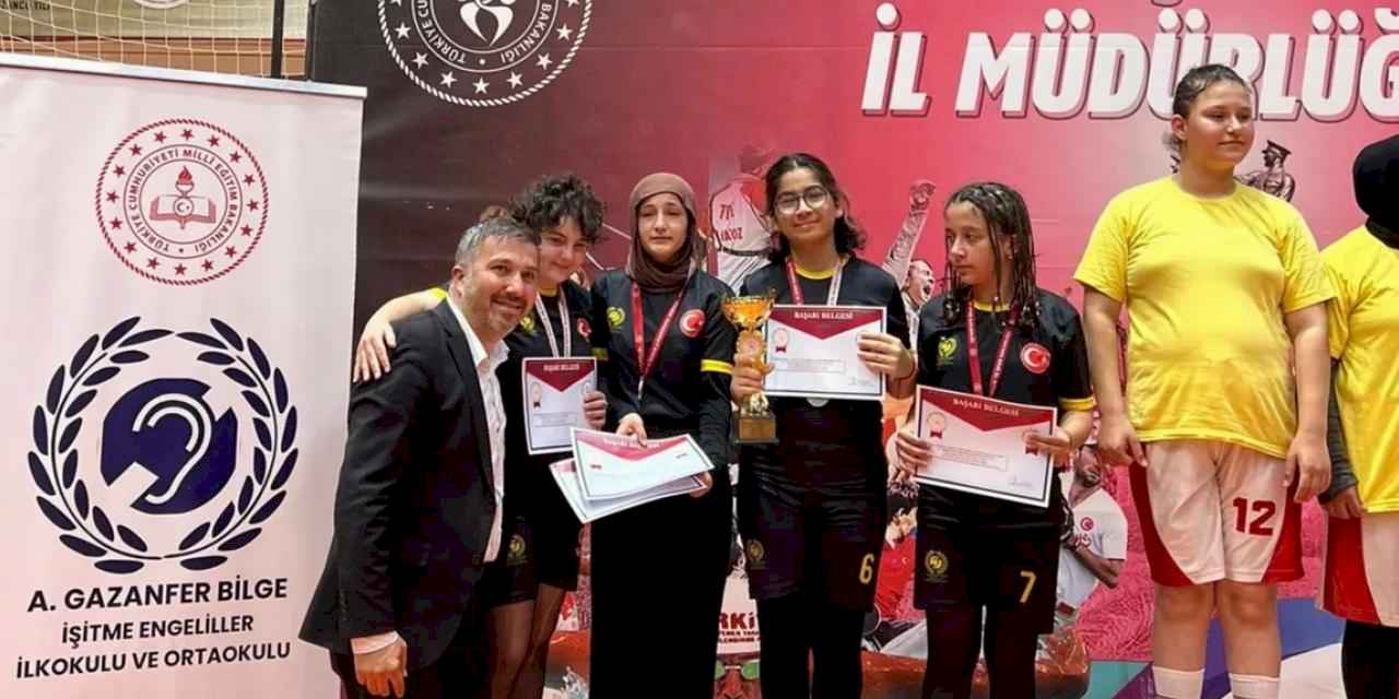 Karamürsel’in işitme engelli öğrencileri masa tenisinde Türkiye'yi gururlandırdı