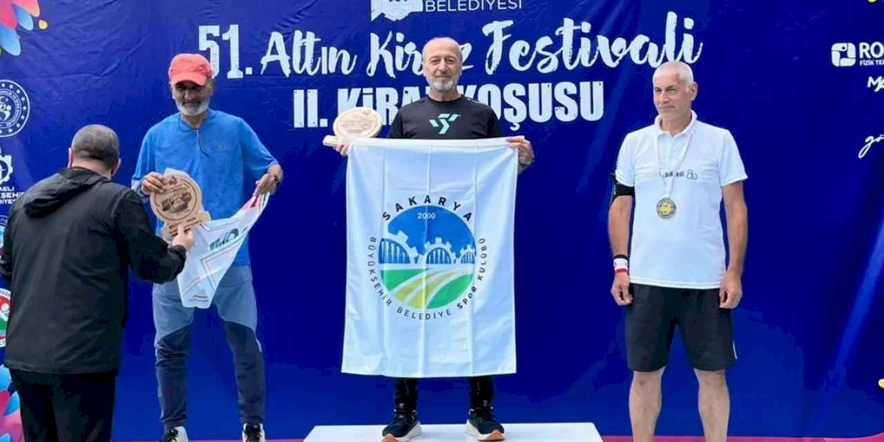 Sakarya’nın koşan tecrübesi Ali Turan kürsüyü bırakmıyor