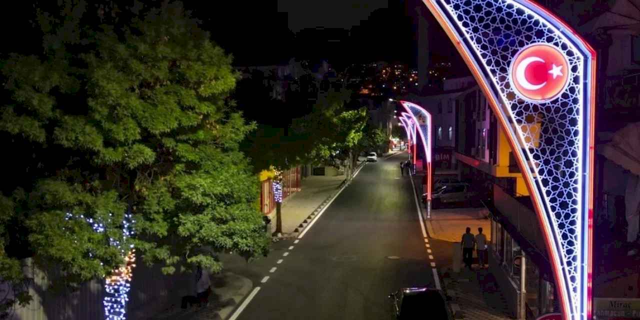 İzmit'te Atatürk Motifli aydınlatmalar caddeyi aydınlattı