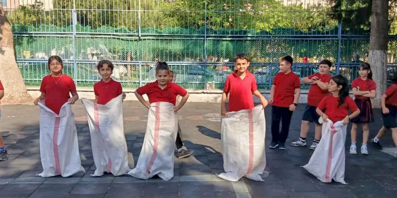 İzmir'de Geleneksel Çocuk Oyunları Şenliği coşkuyla geçti