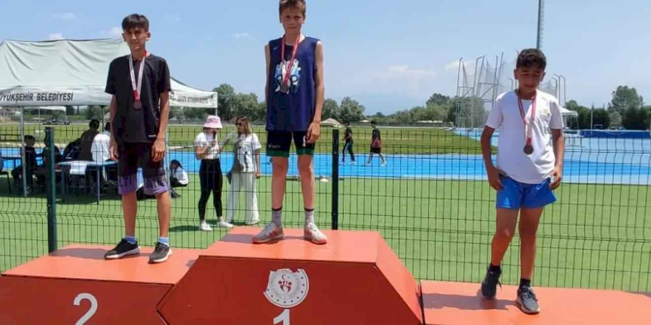 Sakaryalı atletizimciler kürsüden inmedi