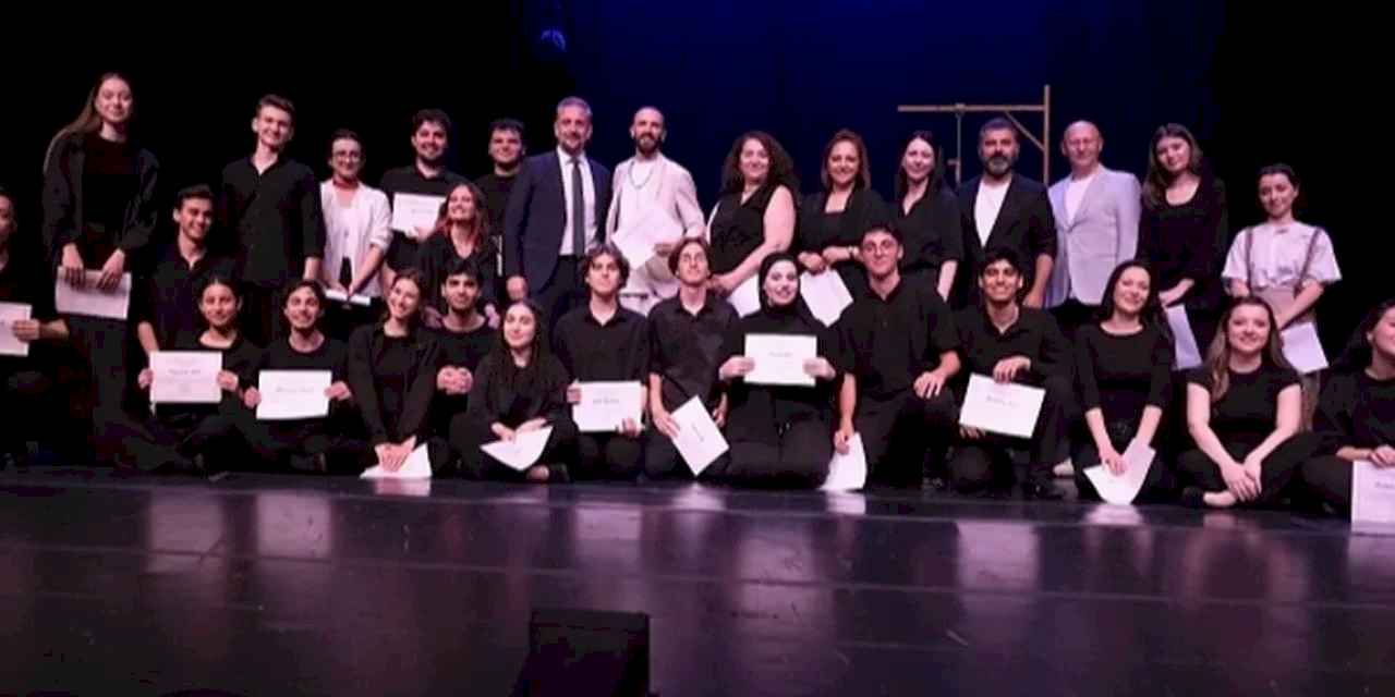 Bursa Devlet Tiyatrosu'nun kursiyerleri sahnede mezun oldu