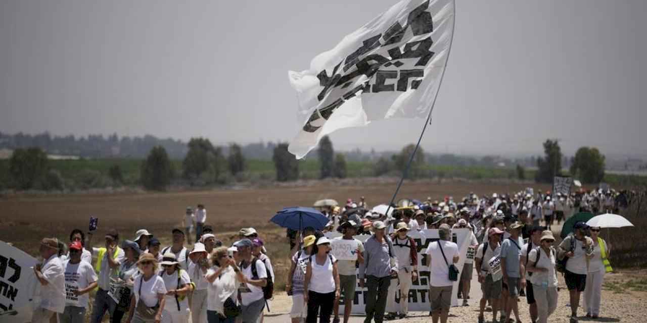 Barış yanlısı İsrailliler Gazze sınırında