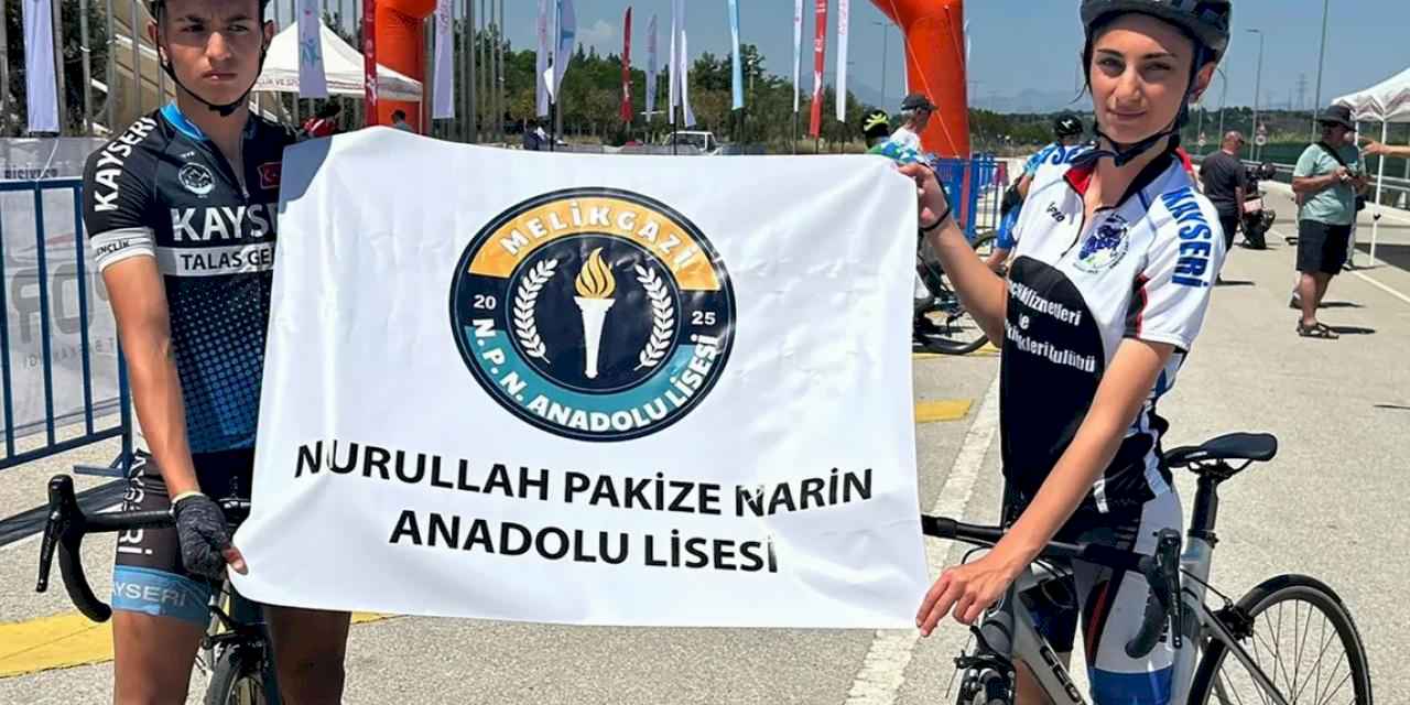 Kayseri'de gururlandıran lise... Bisiklet ve voleybolda parladı