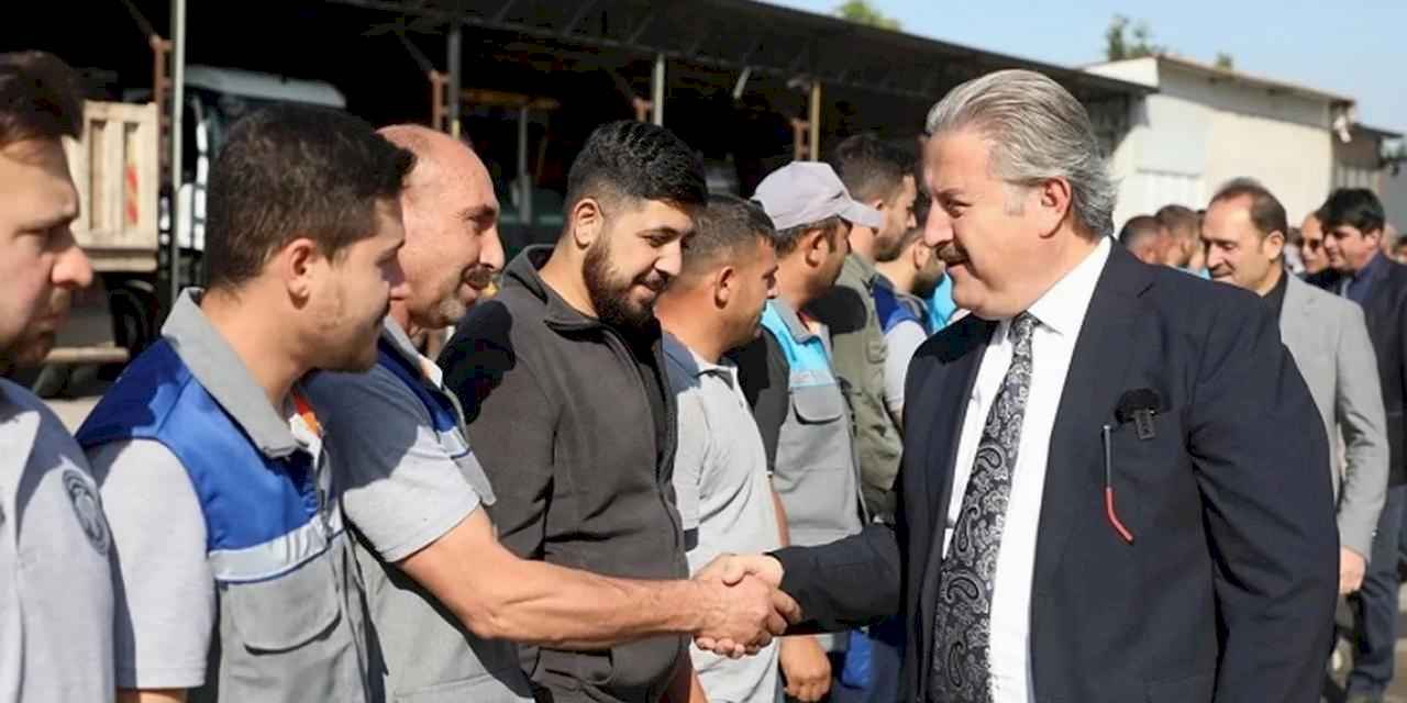 Kayseri Melikgazi mesaiye bayramlaşarak başladı