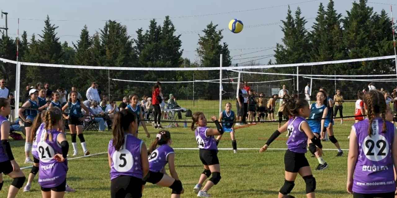 Bursa Osmangazi’de kız çocukları için Mini Voleybol Şenliği