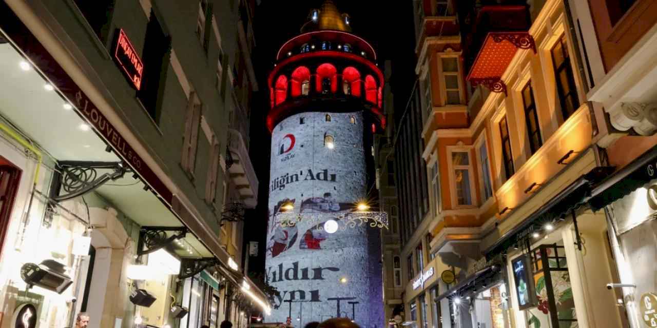 Simgesel yapılar kırmızıya büründü