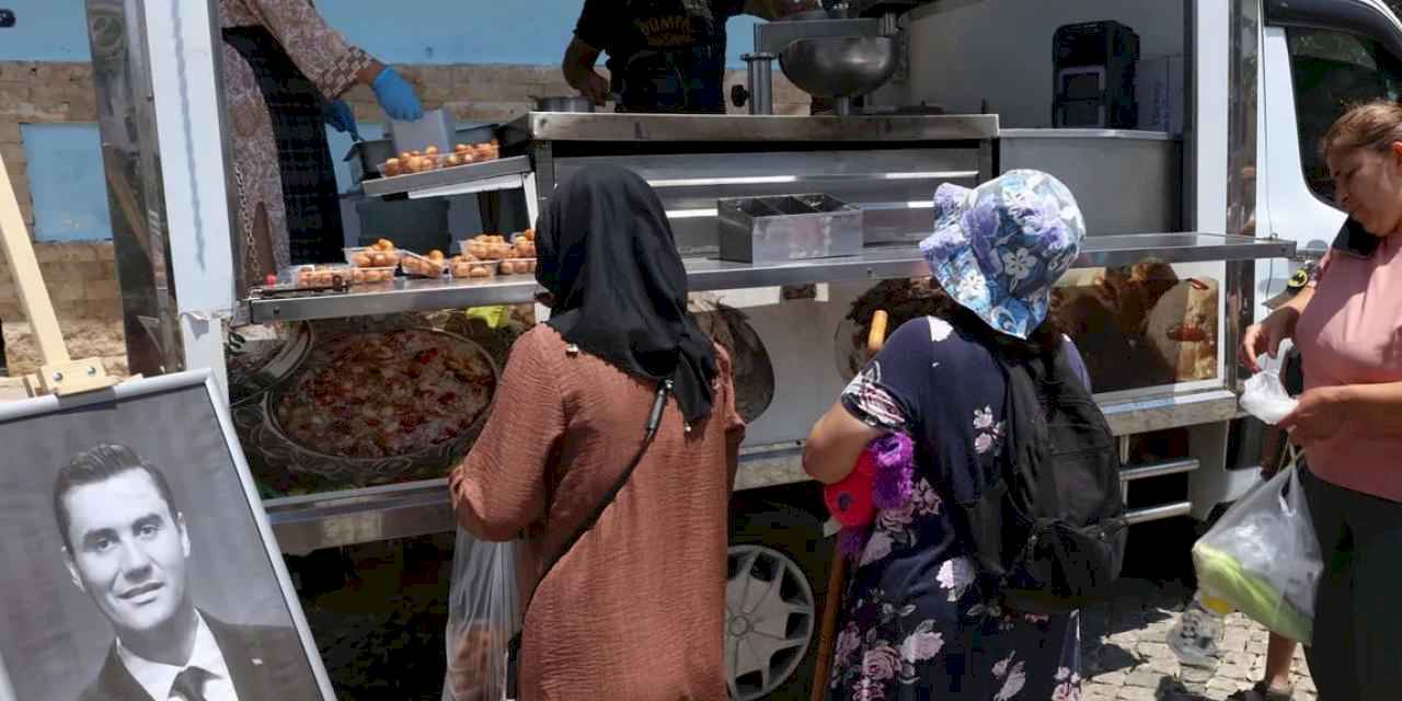 İzmir Güzelbahçe’de Ferdi Zeyrek adına lokma döküldü