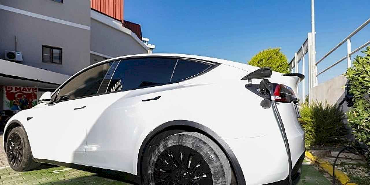 Elektrikli araç şarj istasyonları ile 1400 ağaca bedel temiz enerji