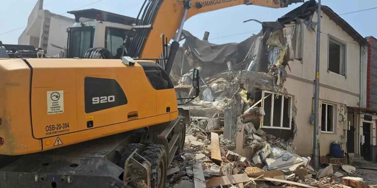 Bursa Osmangazi'de iki katlı kaçak bina yıkıldı