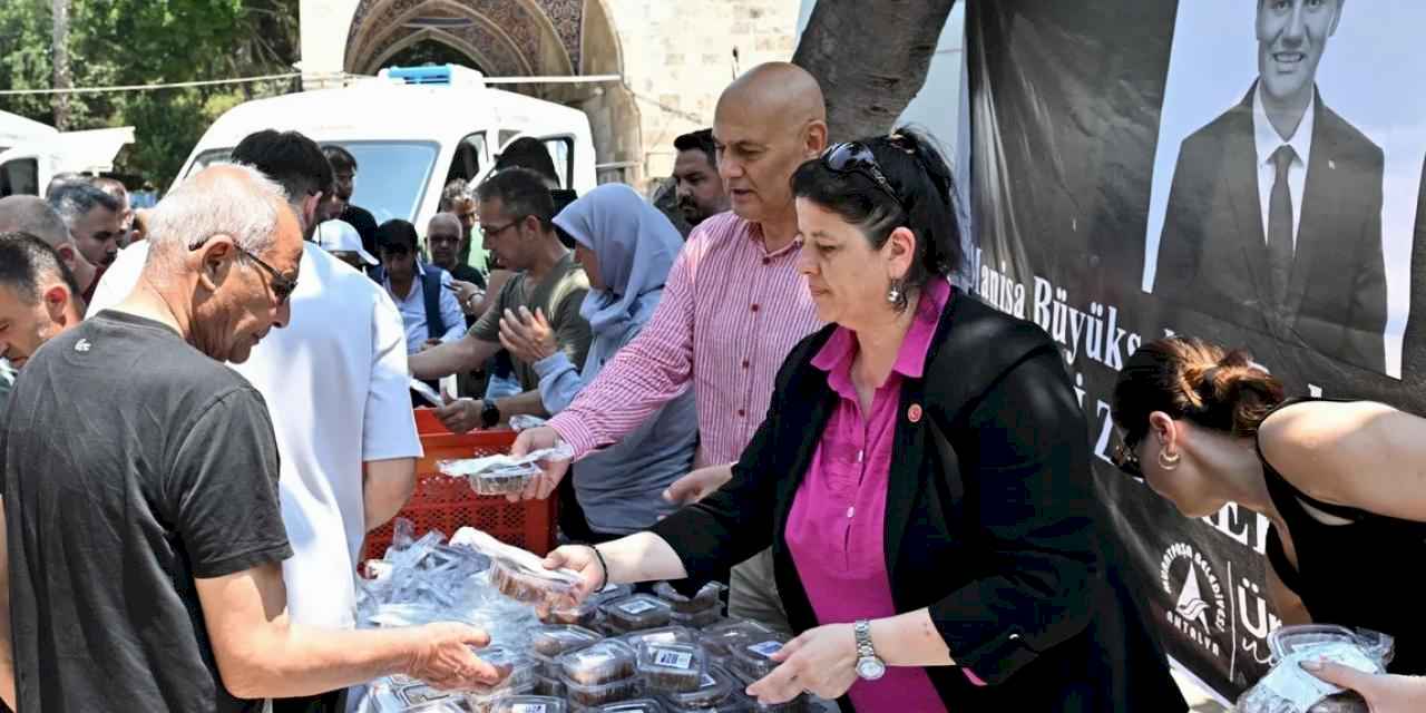 Antalya Muratapa'da Ferdi Zeyrek için helva dağıtıldı