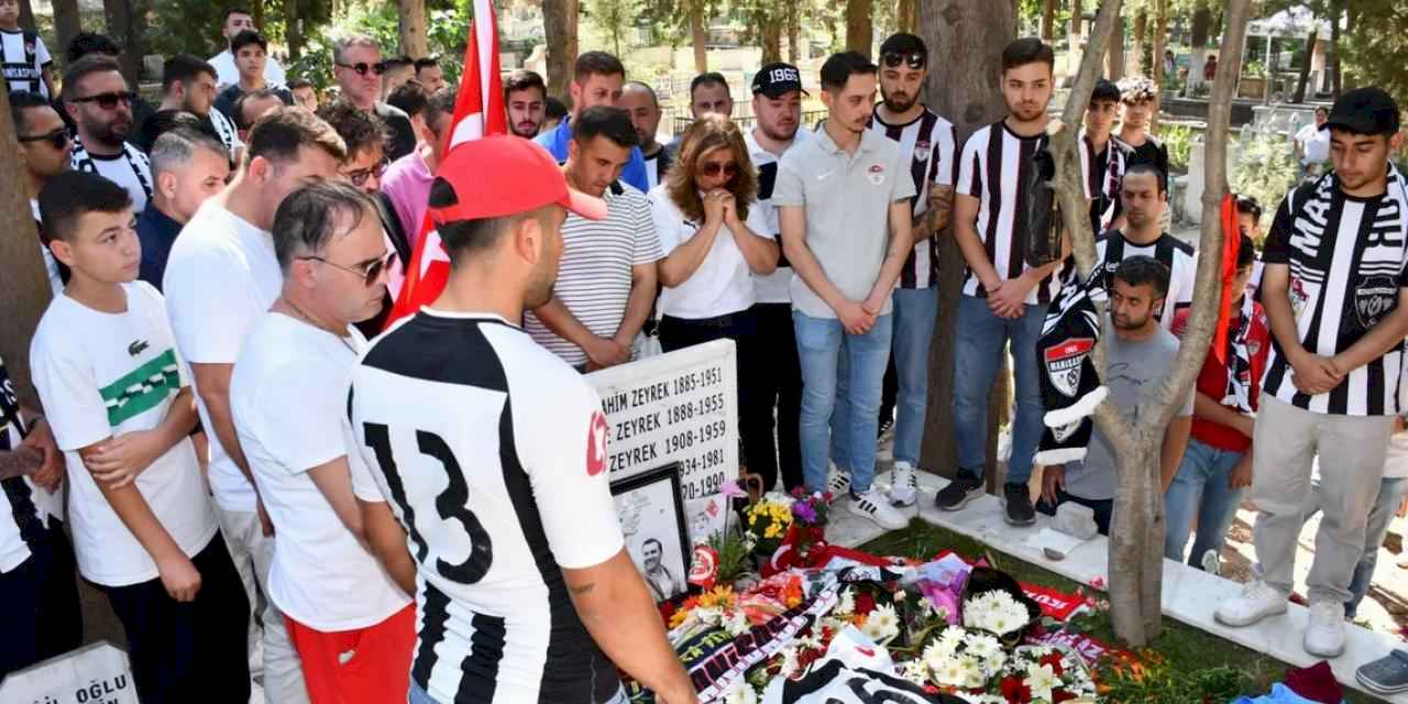 Manisa'da Ferdi Zeyrek’in kabri ziyaretçi akınına uğradı
