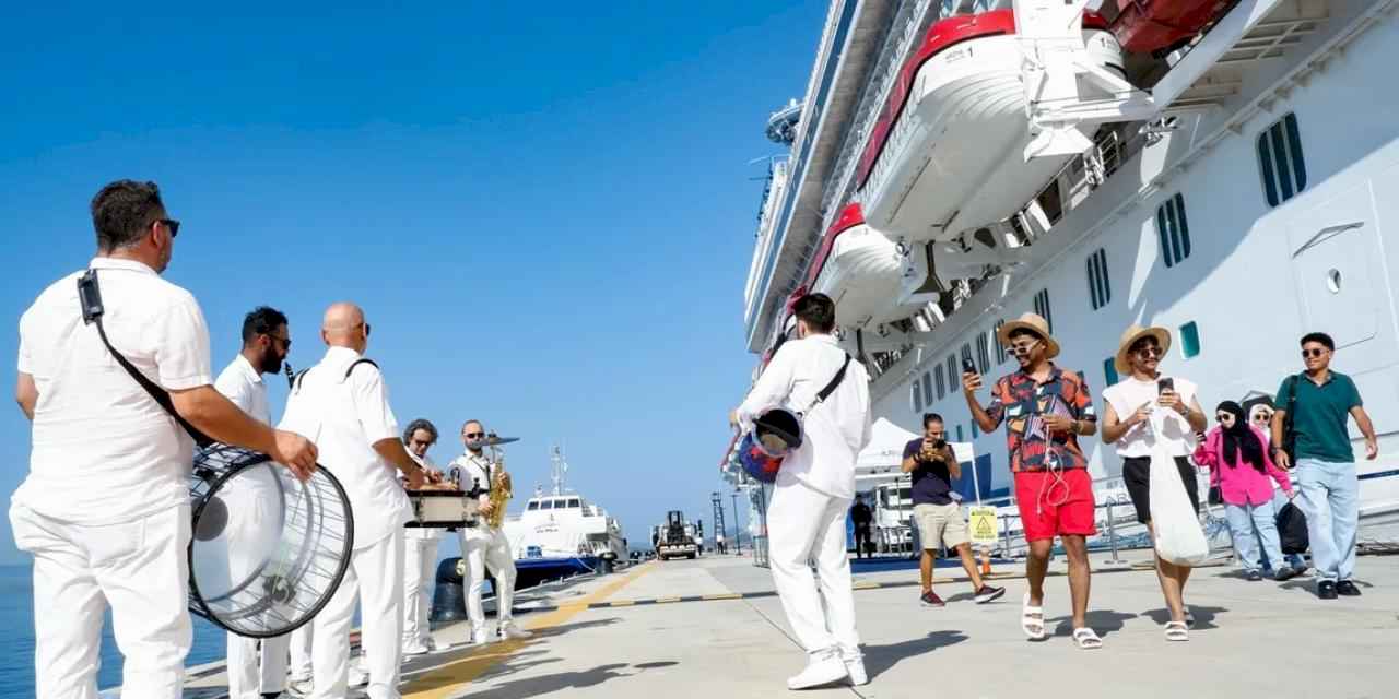 Lüks kruvaziyer ilk kez Bodrum'a demir attı... Türk ezgileriyle karşılandılar