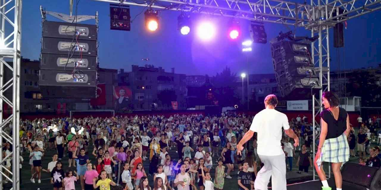 İzmir Çiğli müziğe ve dansa doydu