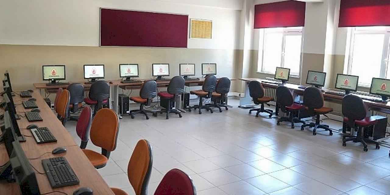 İETT'nin gençlere teknoloji desteği sürüyor