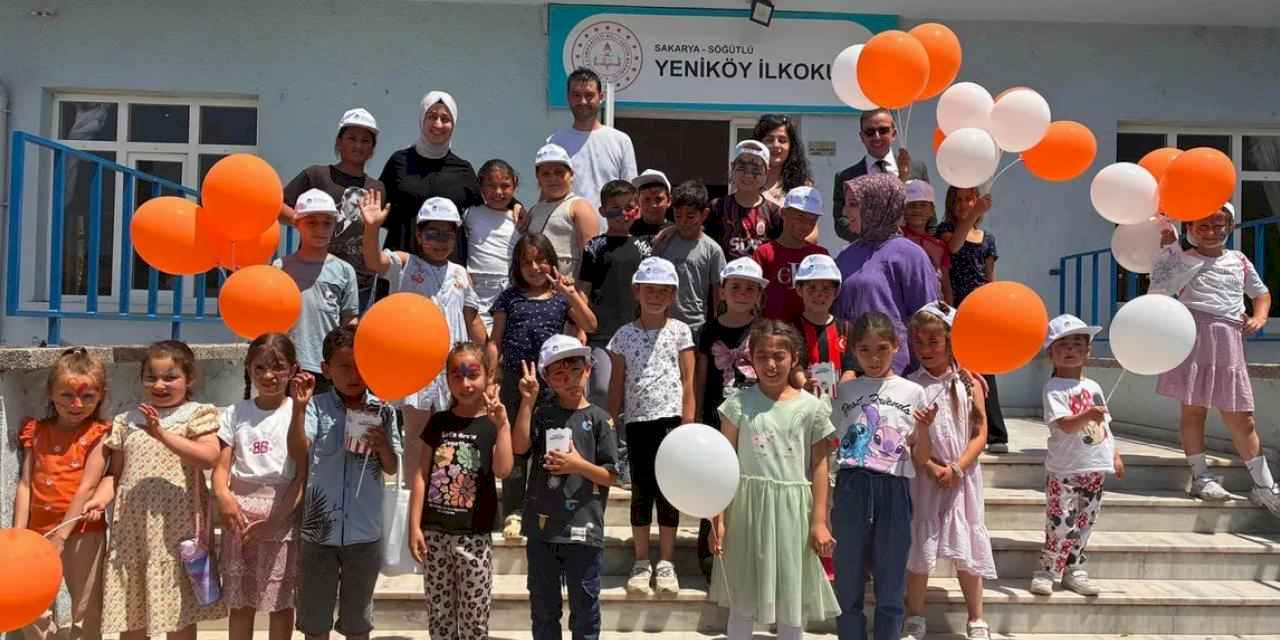 Sakarya'nın tebessüm ekibi ilçelerede miniklere neşe saçtı