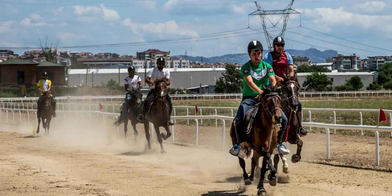 Bursa'da rahvan atları şampiyonluk için koştu