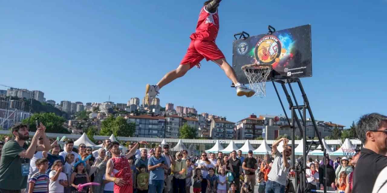 Kocaeli'de çocukların neşesi Milli İrade Meydanı'nı sardı