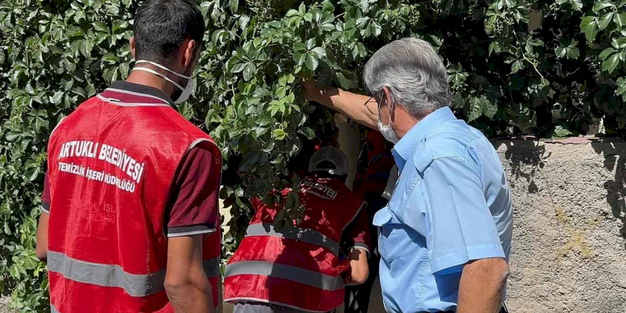 Artuklu’da “Çöp Ev” temizlendi, mahalle rahat nefes aldı