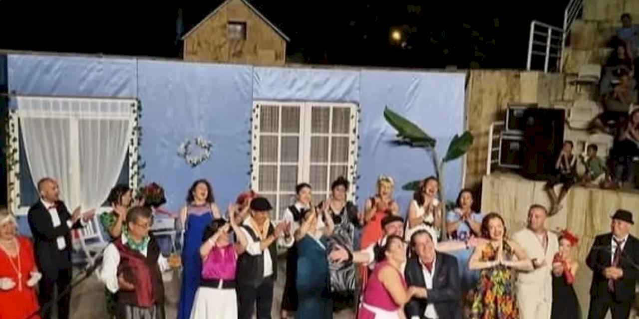 Efes Selçuk'ta sanat ve dayanışma amfi tiyatro sahnesinde buluştu