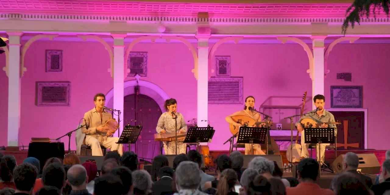 Ezgiler ve İki Yaka: “Ada” Konseri Kınalıada’da Yankılandı