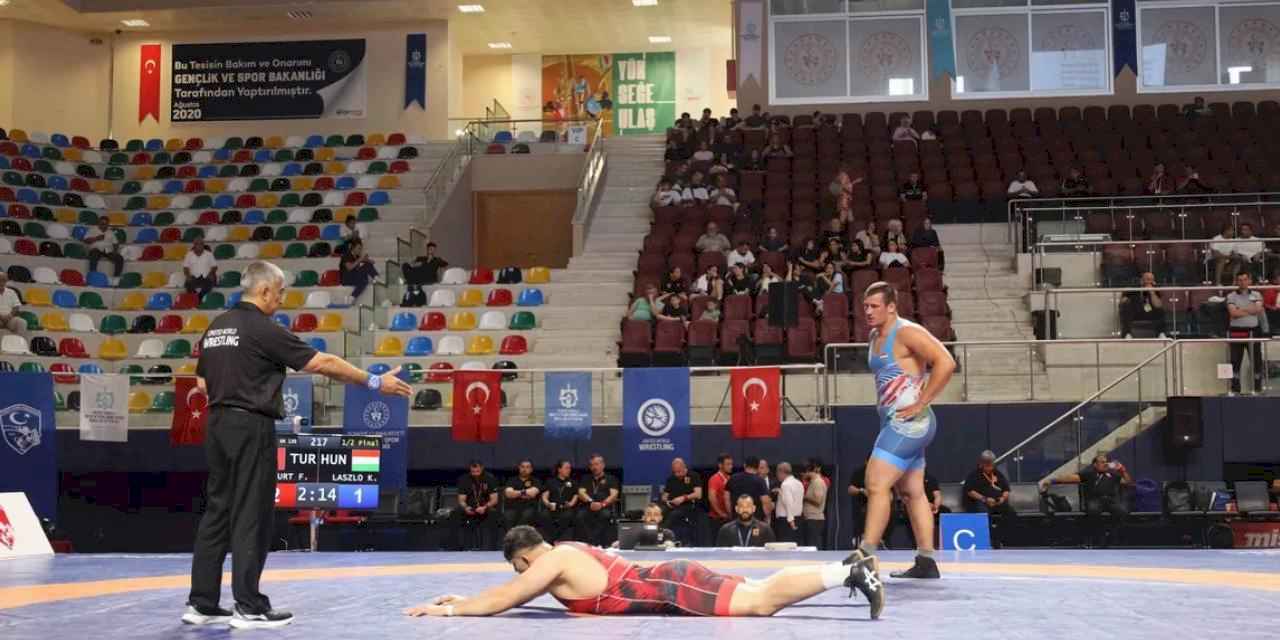 Sakarya'da güreşçiler minderde terlemeye devam ediyor