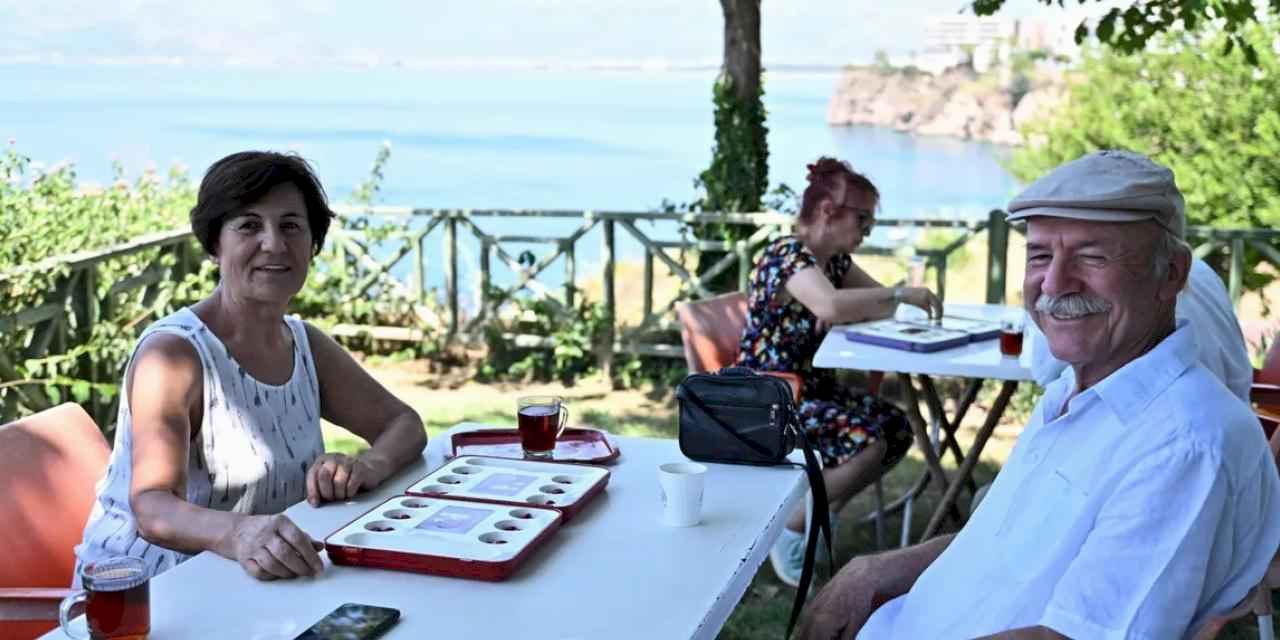 Antalya'da kıdemli kent sakinlerinden mangala keyfi