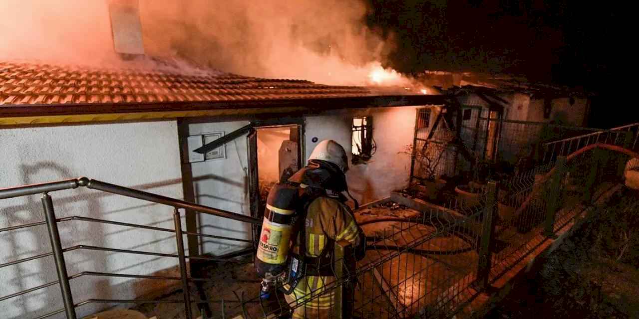 İzmir’de yangın kâbusu! 20 ev yandı, ekipler seferber oldu