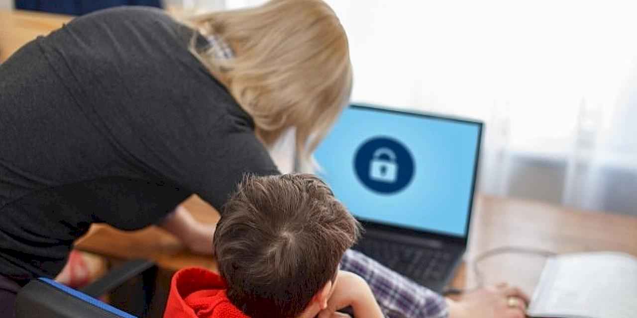 Dijital dünyada çocuklarınızı yalnız bırakmayın