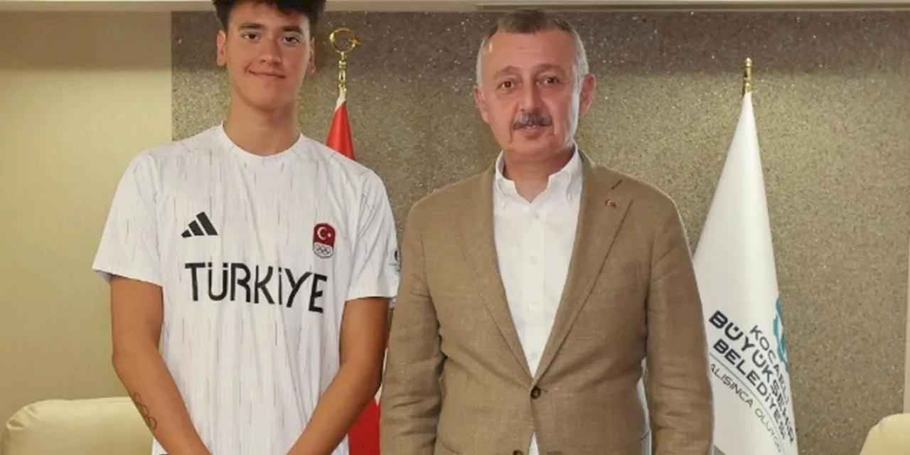 Kocaeli'de Başkan Büyükakın genç milli yüzücüyü kabul etti