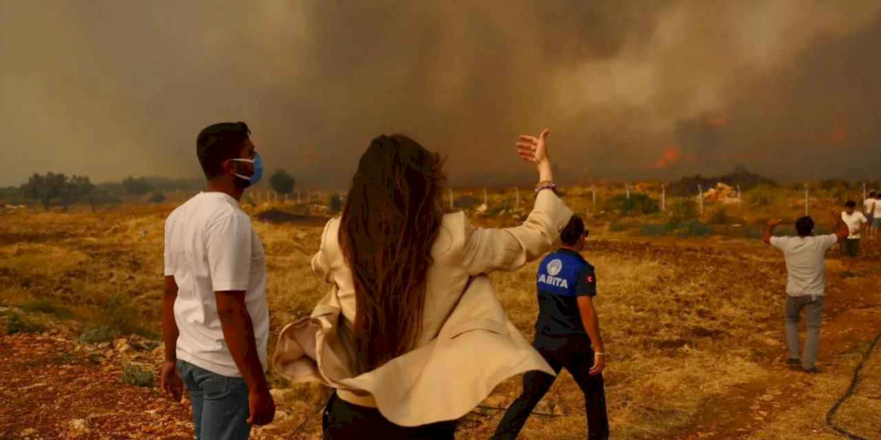 İzmir Çeşme yangınında tüm ekipler sahada... Riskli bölgelerde tahliyeler sürüyor