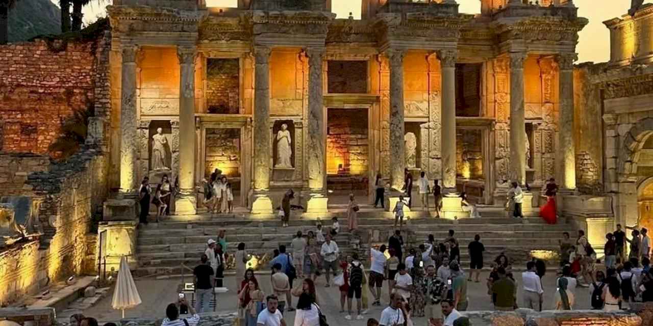 İzmirli gençler Efes’i keşfetti