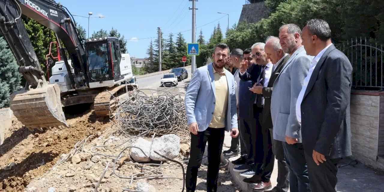 İzmit Belediyesi Huzur Sokak’ta istinat duvarı yapıyor