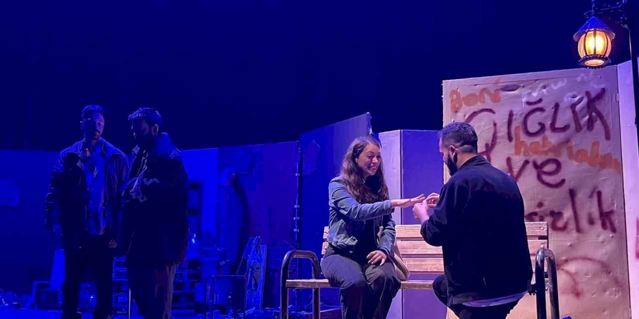 10 bini aşkın izleyici tiyatronun renkli dünyasına tanıklık etti