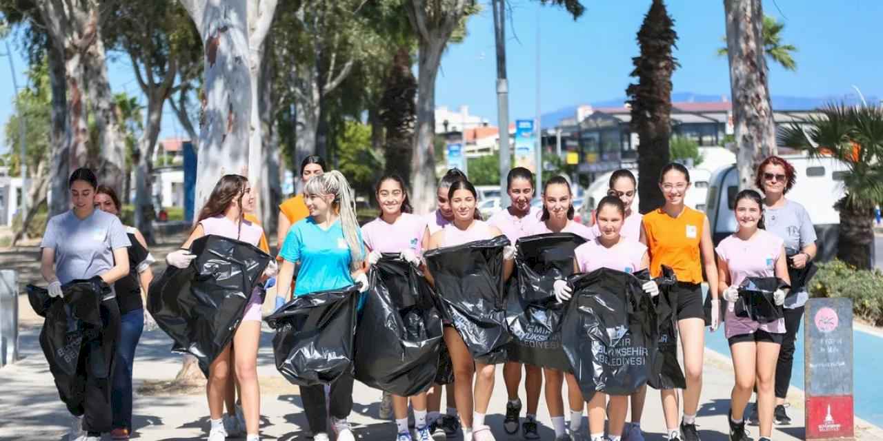 İzmir Narlıdere'de voleybolculardan kıyı temizliği