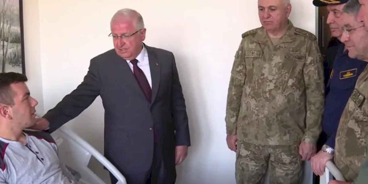 Metan gazından zehirlenen askerler GATA’da ziyaret edildi