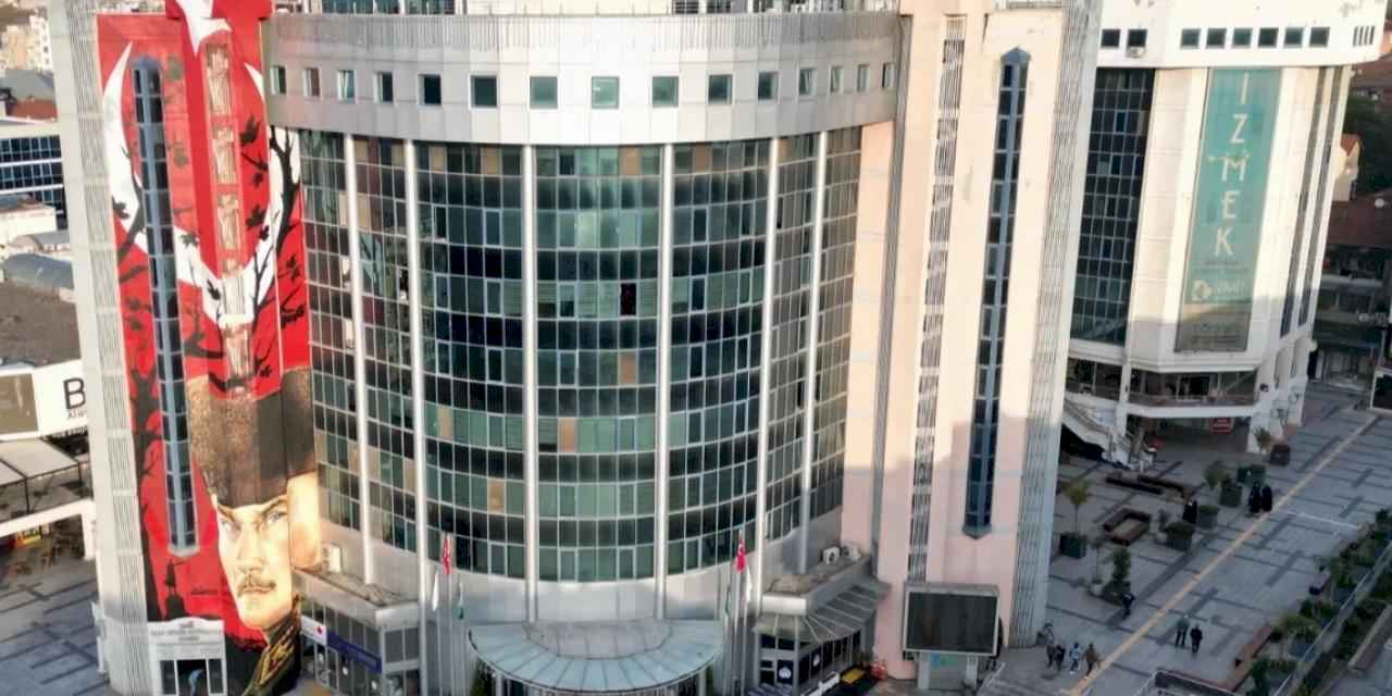 Kocaeli İzmit'te şehitlere saygı... Çocuk etkinlikleri ertelendi