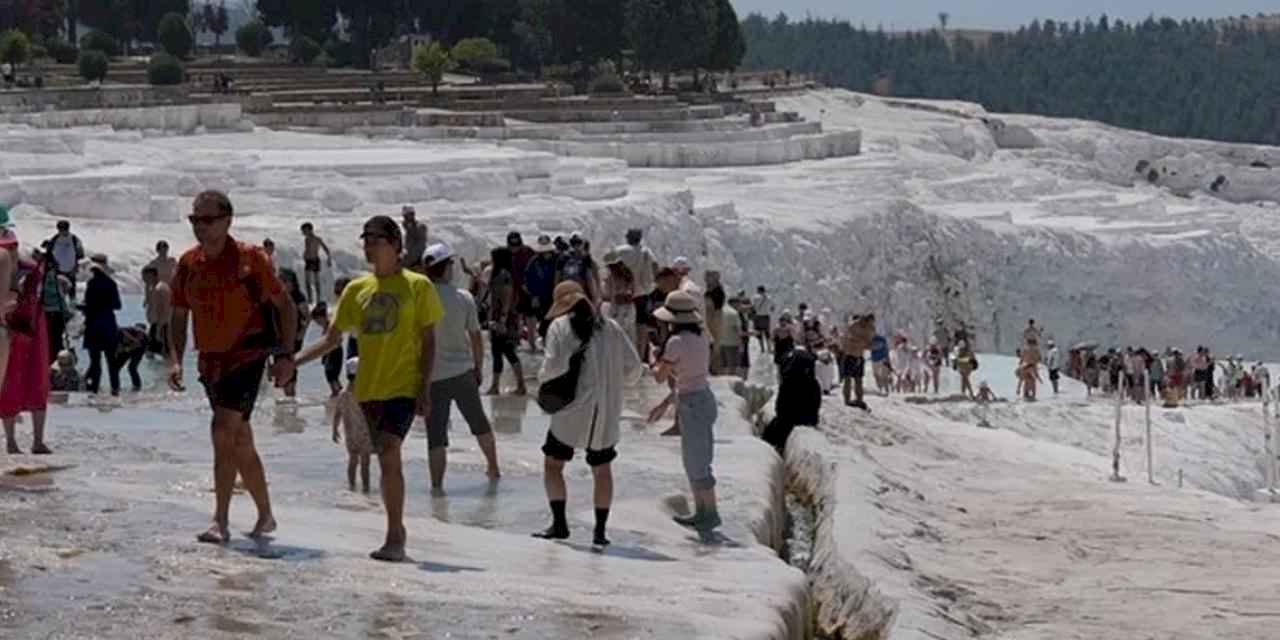 Pamukkale'nin beyaz cennetinde satranç molası