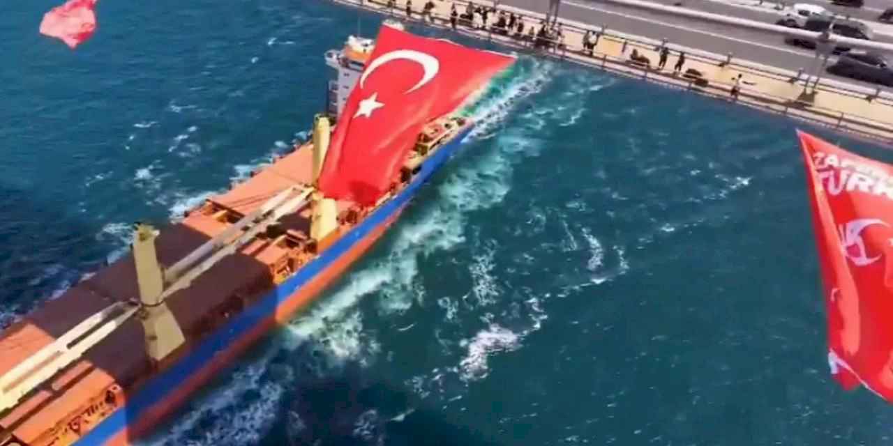 İstanbul'un üç köprüsüne Türk Bayrağı asıldı