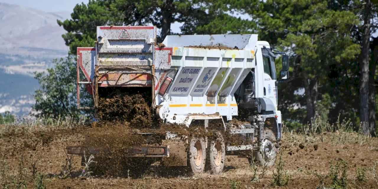 Konya Selçuklu'da kamyon üzeri gübre dağıtım aracı