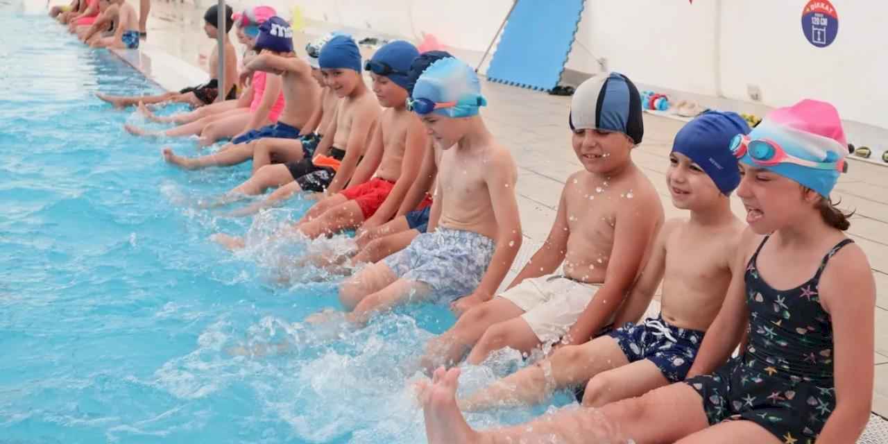 İzmit’te çocuklar yüzme öğreniyor