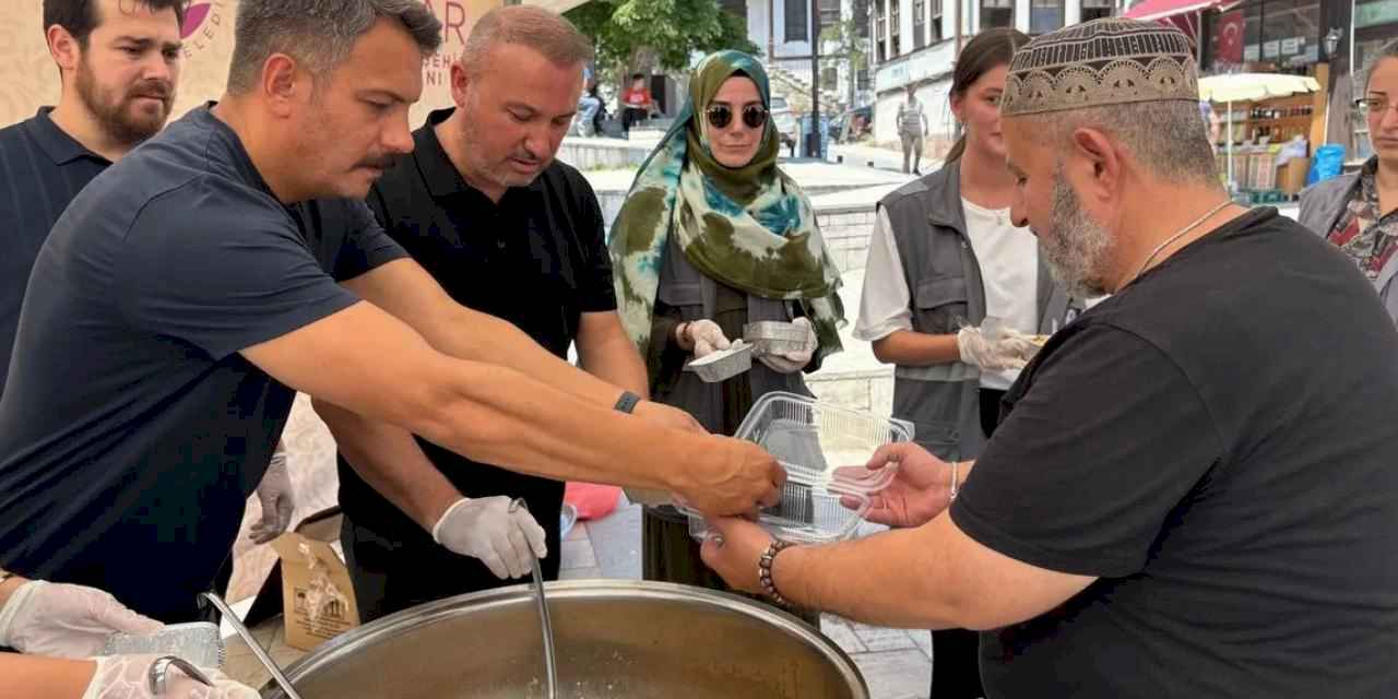 Sakarya'da binlerce kişi aşureyi tattı