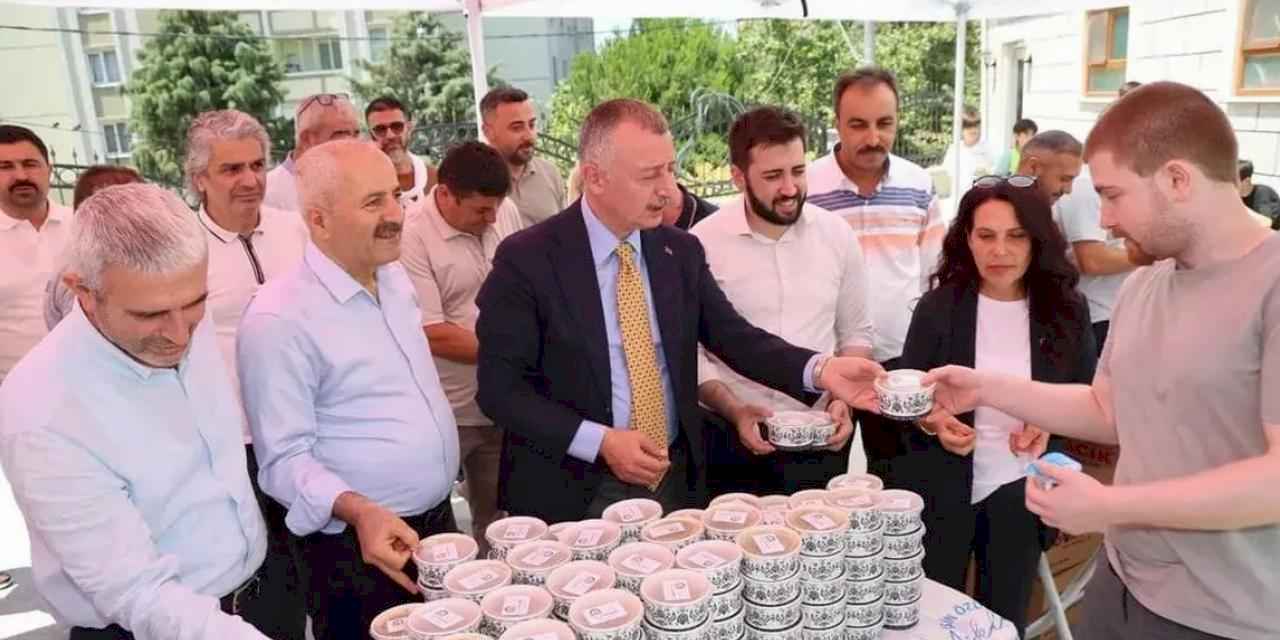 Başkan Büyükakın, Gebze'de aşure dağıttı