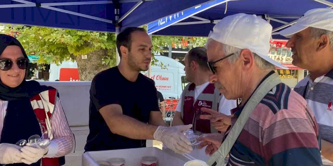 İzmit Belediyesi’nden gönülleri ısıtan aşure ikramı