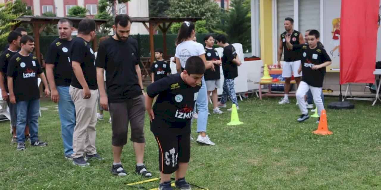 Kocaeli İzmit'te otizmli bireyler sahada kalplere dokundu